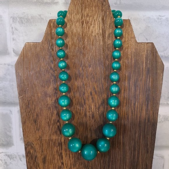 Unique Vintage Jewelry - Vintage Green Acrylic Moonglow Graduated Beads Beaded Necklace Box Clasp